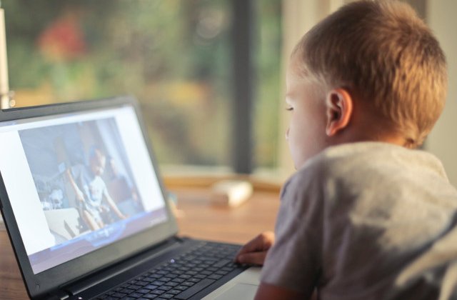 84% dintre parinti sunt ingrijorati de siguranta online a copiilor, dar nu isi fac timp sa vorbeasca despre subiect