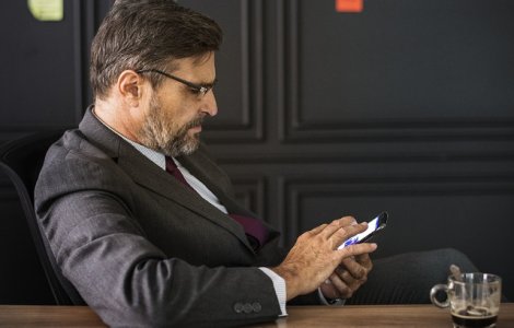 Studiu: Adultii de peste 45 de ani, cei mai mari consumatori de stiri online