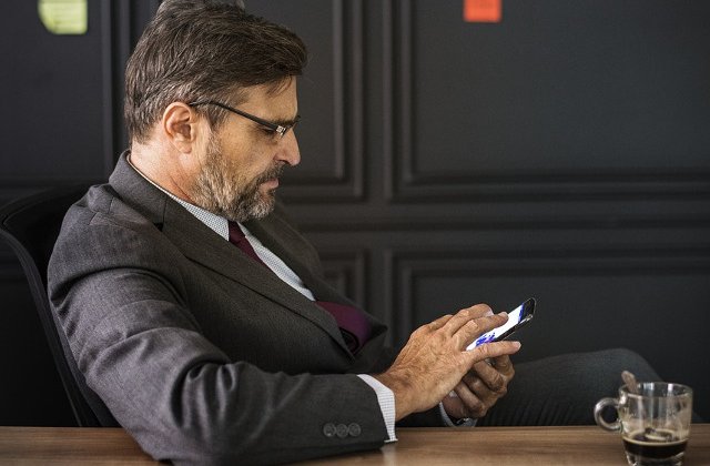 Studiu: Adultii de peste 45 de ani, cei mai mari consumatori de stiri online