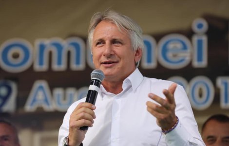 Teodorovici: Chiar daca sunt imbracat la costum, sa stiti ca imi place foarte mult pamantul