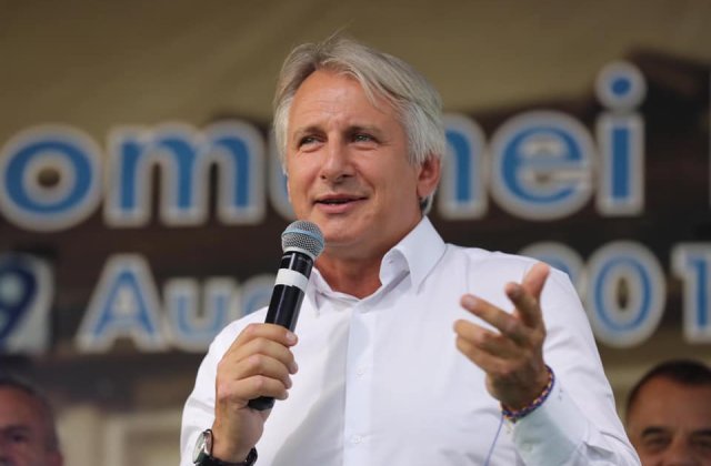 Teodorovici: Chiar daca sunt imbracat la costum, sa stiti ca imi place foarte mult pamantul