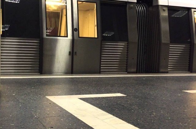 Incident la metrou. Un calator, lovit de oglinda dupa si-a prins piciorul intre usile trenului care a plecat din statie
