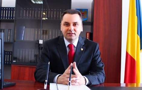 Senator PMP, adus cu ambulanta pentru a vota motiunea. Tomac: "Era programat sa fie operat astazi, dar a solicitat pe proprie raspundere sa vina"