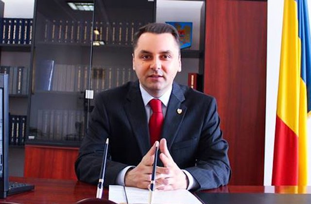 Senator PMP, adus cu ambulanta pentru a vota motiunea. Tomac: "Era programat sa fie operat astazi, dar a solicitat pe proprie raspundere sa vina"