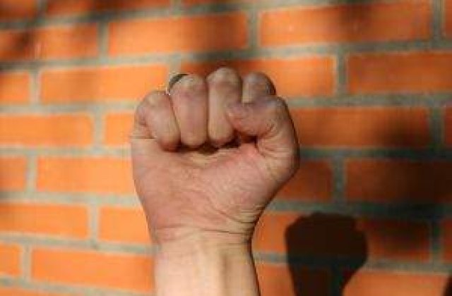 Sondaj: Obama il bate pe Romney... la propriu