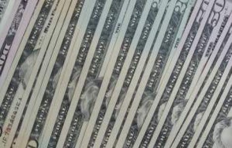 Doi barbati au fost arestati pentru ca au inghitit 80.000 de dolari