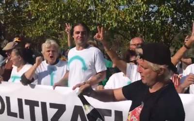 Protestatarii aflati in fata...