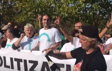 Protestatarii aflati in fata Parlamentului sarbatoresc cu sampanie caderea Guvernului Dancila