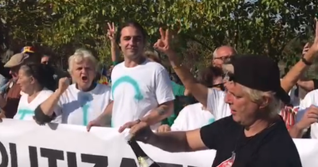 Protestatarii aflati in fata Parlamentului sarbatoresc cu sampanie caderea Guvernului Dancila