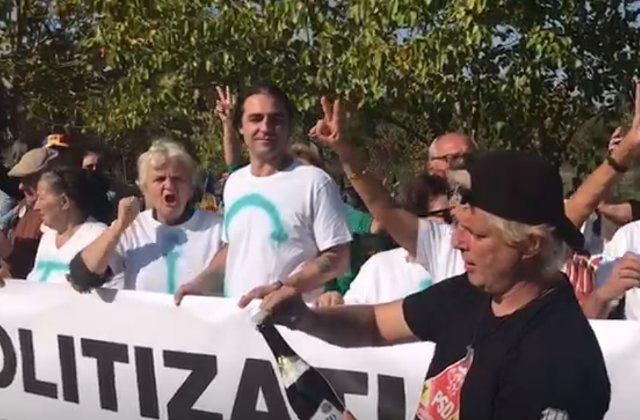 Protestatarii aflati in fata Parlamentului sarbatoresc cu sampanie caderea Guvernului Dancila