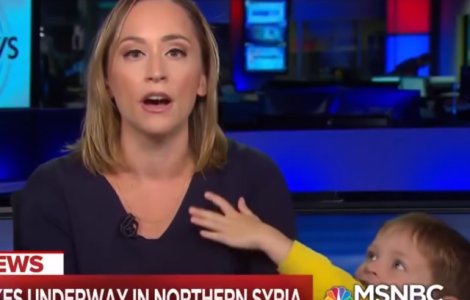 Copilul unei jurnaliste a intrerupt transmisiunea in direct a mamei