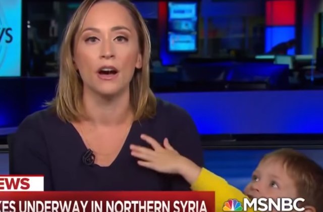 Copilul unei jurnaliste si-a intrerupt mama in timpul unei transmisiuni in direct la TV / VIDEO