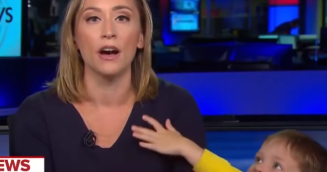 Copilul unei jurnaliste a intrerupt transmisiunea in direct a mamei