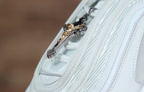 "Tenisii lui Iisus", care contin apa sfintita din raul Iordan injectata in talpa, vanduti cu 4.000 de dolari/ VIDEO