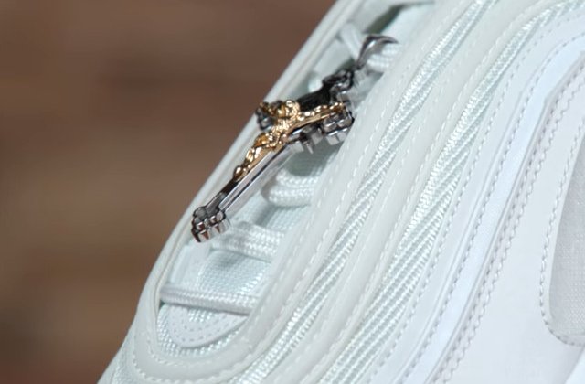 "Tenisii lui Iisus", care contin apa sfintita din raul Iordan injectata in talpa, vanduti cu 4.000 de dolari/ VIDEO