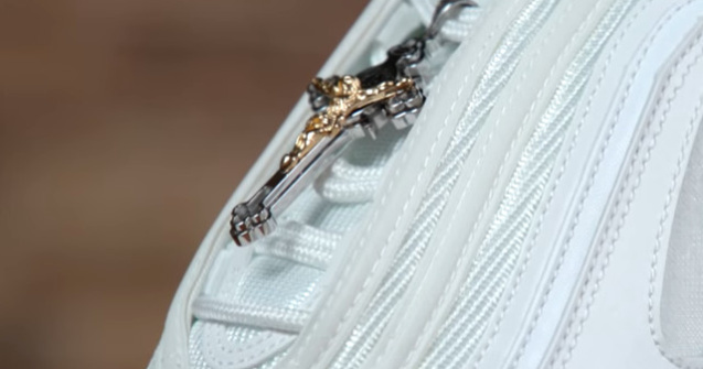 "Tenisii lui Iisus", care contin apa sfintita din raul Iordan injectata in talpa, vanduti cu 4.000 de dolari/ VIDEO