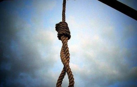 O tanara de 18 ani din judetul Alba a fost gasita de mama sa spanzurata de copacul din curtea casei