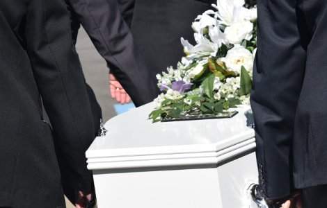 De la pantofi de clovn la schiuri. Topul obiectelor cu care britanicii doresc sa fie inmormantati