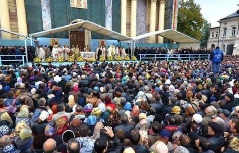 Aproximativ 78.000 de pelerini s-au inchinat la racla cu moastele Sf Cuvioase Parascheva de la Catedrala Mitropolitana din Iasi