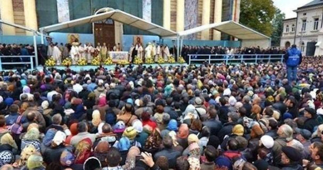 Aproximativ 78.000 de pelerini s-au inchinat la racla cu moastele Sf Cuvioase Parascheva de la Catedrala Mitropolitana din Iasi