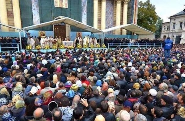 Aproximativ 78.000 de pelerini s-au inchinat la racla cu moastele Sf Cuvioase Parascheva de la Catedrala Mitropolitana din Iasi