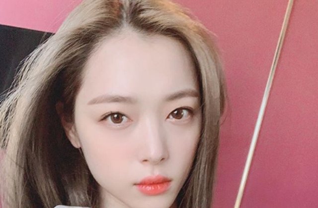 Cantareata k-pop Sulli in varsta de 25 de ani, gasita moarta in casa. Sinuciderea, luata in calcul de anchetatori