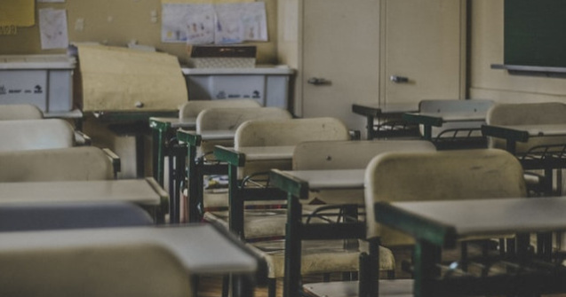 Elev de clasa a II-a cu insuficienta cardiaca, pedepsit de invatatoare sa stea in fata clasei in genunchi si cu mainile ridicate