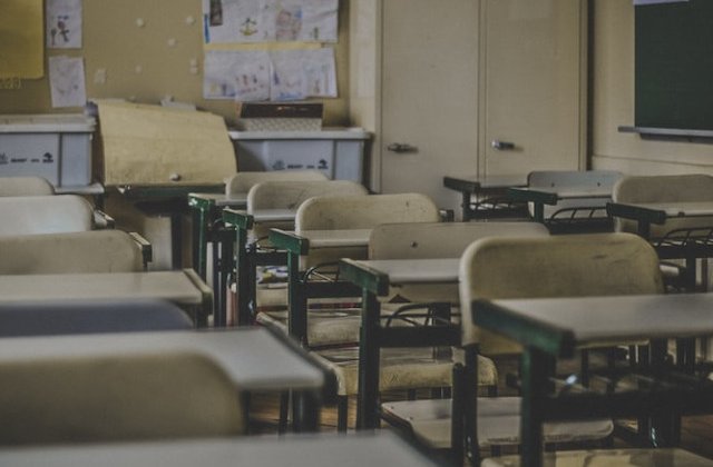 Elev de clasa a II-a cu insuficienta cardiaca, pedepsit de invatatoare sa stea in fata clasei in genunchi si cu mainile ridicate