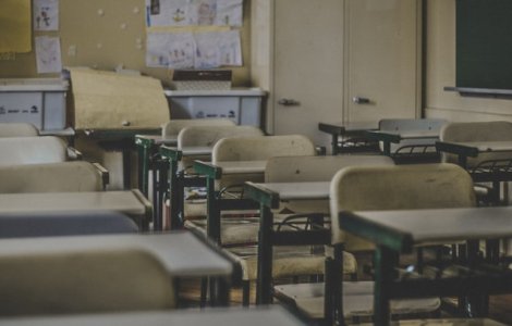 Elev de clasa a II-a cu insuficienta cardiaca, pedepsit de invatatoare sa stea in fata clasei in genunchi si cu mainile ridicate