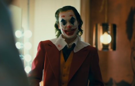 Rasul incontrolabil: afectiunea psihica de care sufera personajul Joker, interpretat de Joaquin Phoenix, este una reala