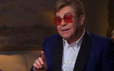 Elton John il descrie in...