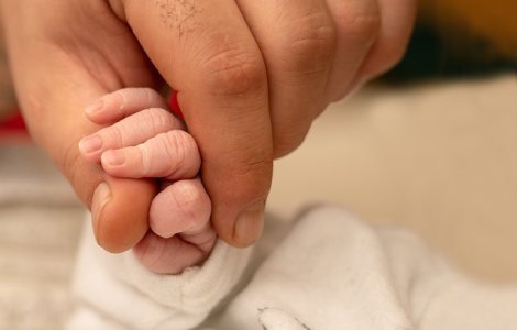 O fetita nou-nascuta ingropata de vie, salvata de un barbat care isi inmormanta copilul