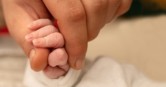 O fetita nou-nascuta ingropata de vie, salvata de un barbat care isi inmormanta copilul