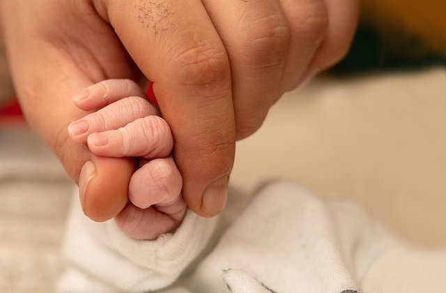 O fetita nou-nascuta ingropata de vie, salvata de un barbat care isi inmormanta copilul