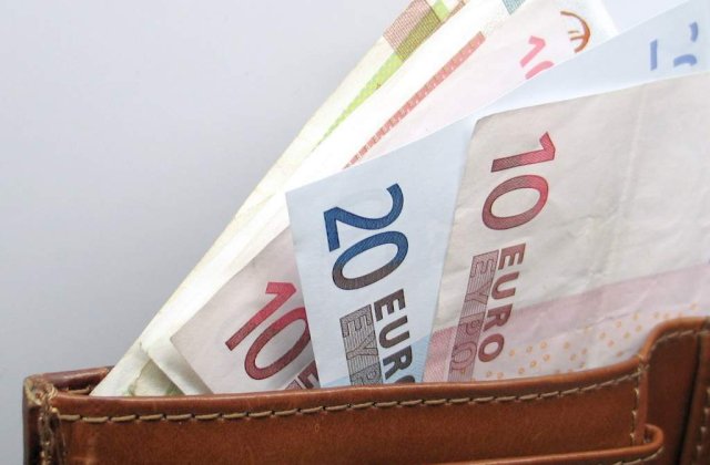 Salariul mediu net a crescut la 336 euro