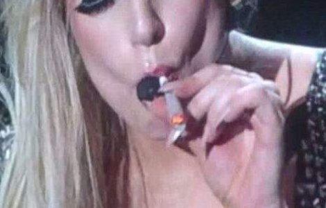  Video  Lady Gaga a fumat marijuana pe scena, in mijlocul unui concert