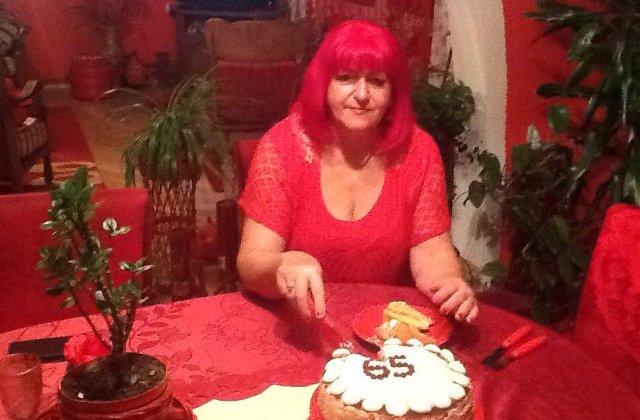 Povestea femeii care se imbraca si traieste in rosu de peste 40 de ani/ VIDEO