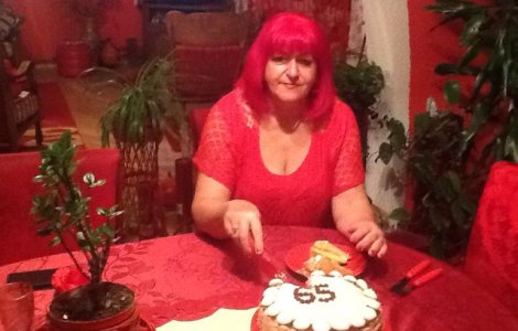 Povestea femeii care se imbraca si traieste in rosu de peste 40 de ani/ VIDEO