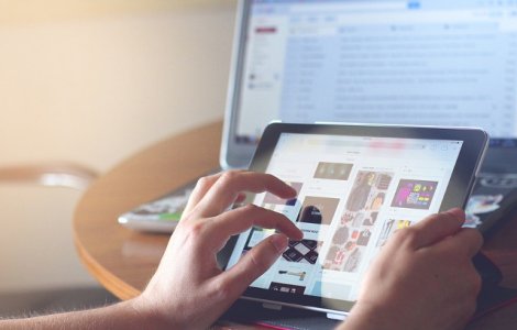 Studiu: Expunerea prelungita la lumina albastra ar putea accelera procesul de imbatranire