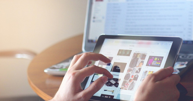 Studiu: Expunerea prelungita la lumina albastra ar putea accelera procesul de imbatranire