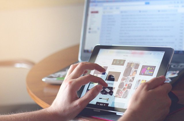 Studiu: Expunerea prelungita la lumina albastra ar putea accelera procesul de imbatranire