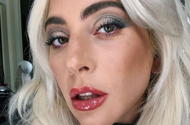 Momentul in care Lady Gaga a cazut de pe scena in timp ce dansa cu un fan/ VIDEO