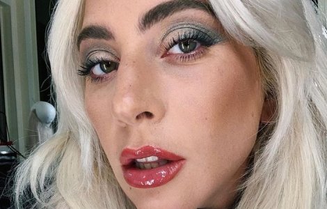 Momentul in care Lady Gaga a cazut de pe scena in timp ce dansa cu un fan/ VIDEO