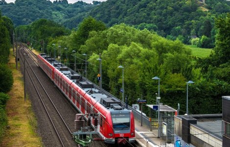 Tanar arestat dupa ce s-a pus in fata locomotivei, pentru a impiedica plecarea trenului. Motivul: sotia sa nu ajunsese in statie