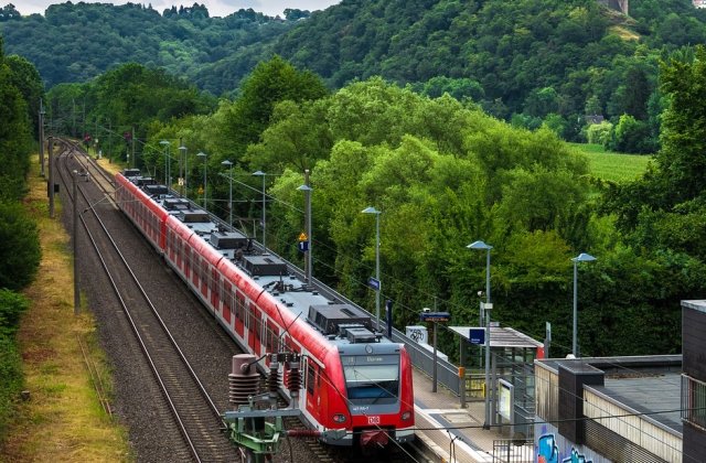 Tanar arestat dupa ce s-a pus in fata locomotivei, pentru a impiedica plecarea trenului. Motivul: sotia sa nu ajunsese in statie