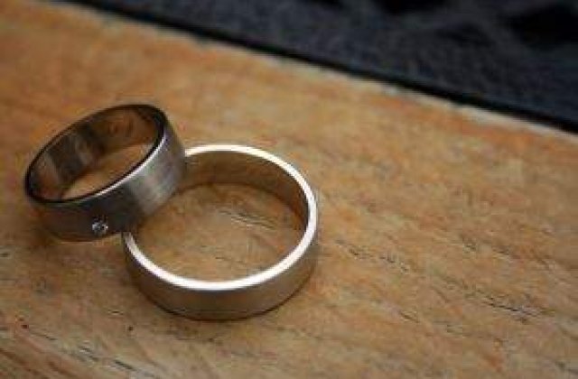 O mama cu trei copii a descoperit ca sotul ei mort ii era tata