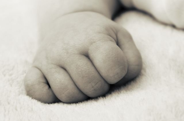 Nou-nascut descoperit mort, intr-o galeata. Mama, banuita ca l-ar fi ucis la nastere