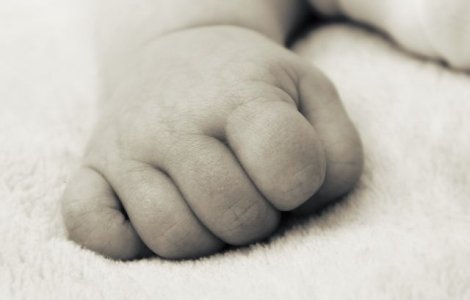 Nou-nascut descoperit mort, intr-o galeata. Mama, banuita ca l-ar fi ucis la nastere