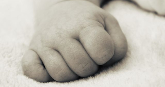 Nou-nascut descoperit mort, intr-o galeata. Mama, banuita ca l-ar fi ucis la nastere