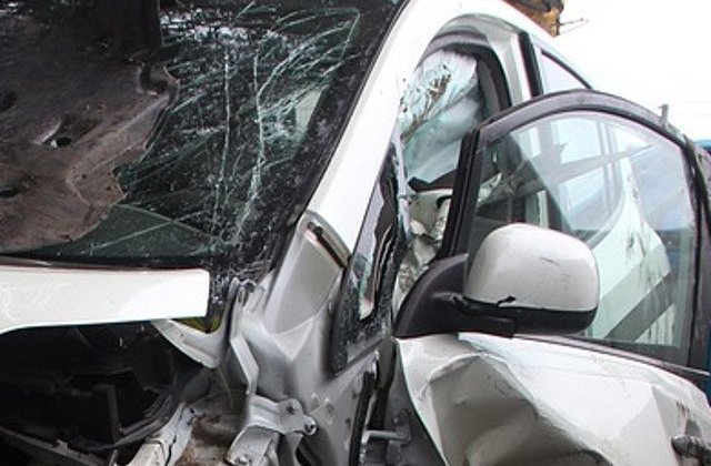 Doi tineri din Harghita au murit dupa ce autoturismul in care se aflau s-a izbit de un imobil